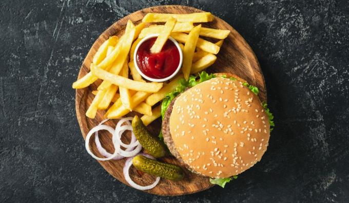 Kryddiga hamburgare med lammkotlett, grön sås och peppar