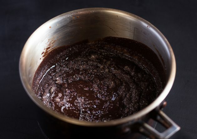 brownie med choklad: tillsätt socker och kakao