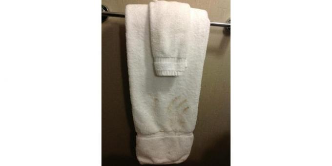 handdukar i ett dåligt hotell
