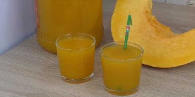 Pumpa juice, kokas i en juicepress