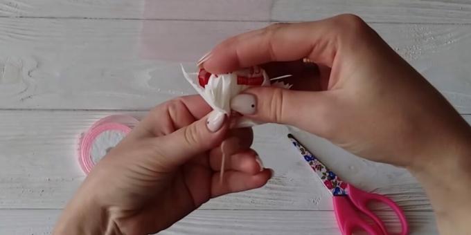Hur man gör en godisbukett: lim en tandpetare på godiset