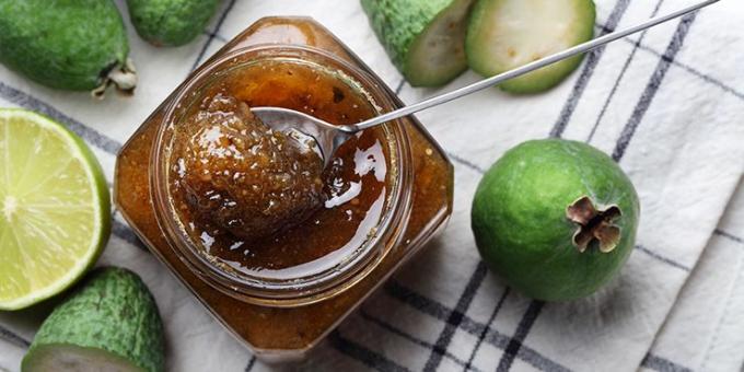 Feijoa jam med ingefära, citron och kardemumma: ett enkelt recept