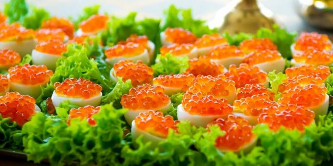 Fyllda ägg med röd kaviar