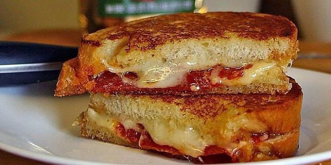 Recept för grillen: Smörgåsar med ost och korv