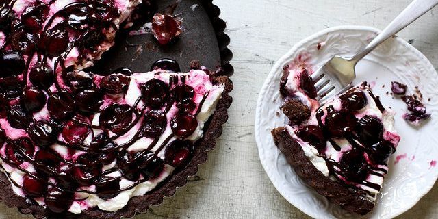 kaka recept med körsbär: Chokladkaka med bakad körsbär och vispad grädde