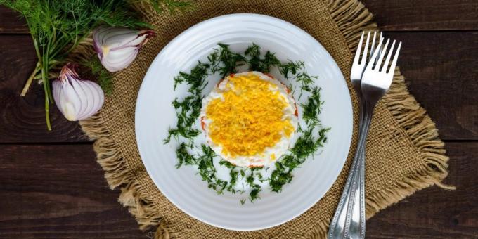 En sallad av rökt kyckling, majs och ris: ett enkelt recept