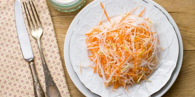 Sallad med rädisa, äpple och morötter