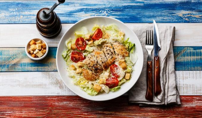 Enkel Caesarsallad med kyckling- och körsbärstomater