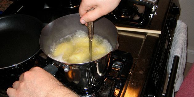 Receptet av potatismos: potatis vilja att kontrollera kniven