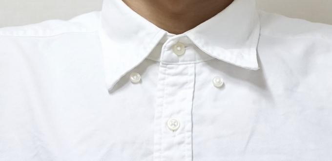 Horisontell slinga för de bästa knapparna i hans skjorta