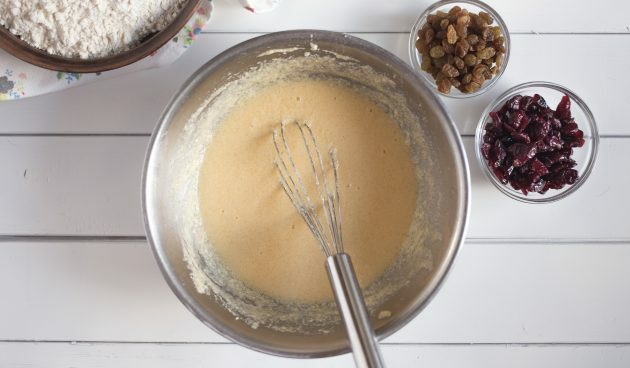 Panettone recept utan jäst: utan att sluta röra, börja lägga till ägg och gulor