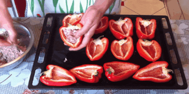 Hur man bakar de fyllda paprikor i ugnen