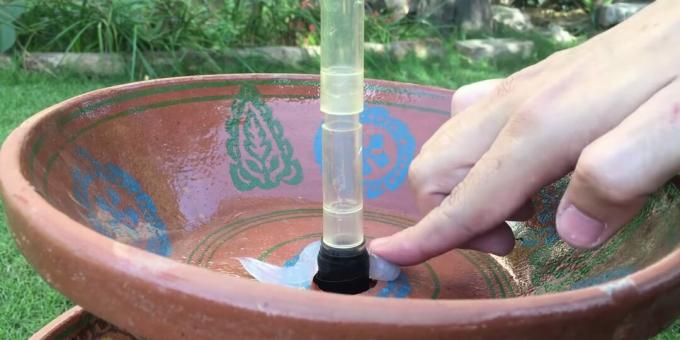Hur man gör en gör-det-själv-fontän: täck vattenkannan med tätningsmedel
