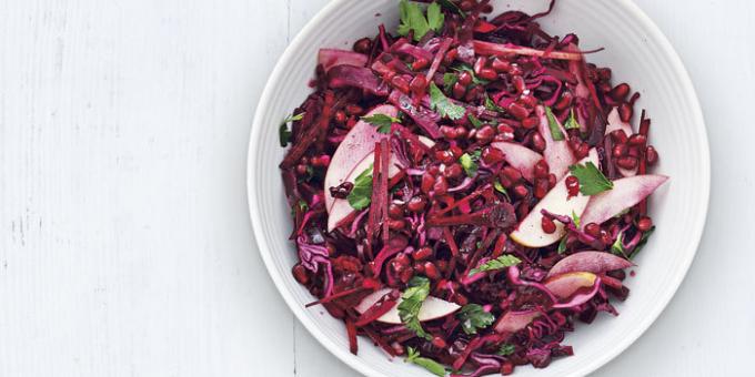 Sallad på rödbetor och kål, äpplen och granatäpple