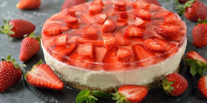 Ljus jordgubbscheesecake utan bakning