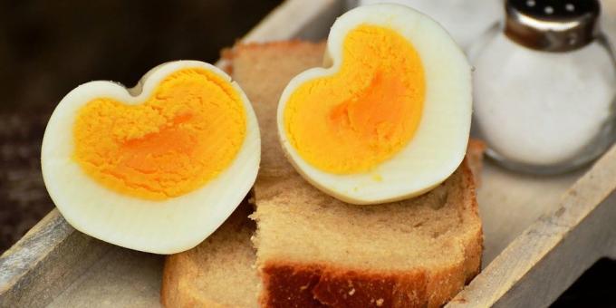 Kokt ägg med gräddfil och bröd - läckra och billig