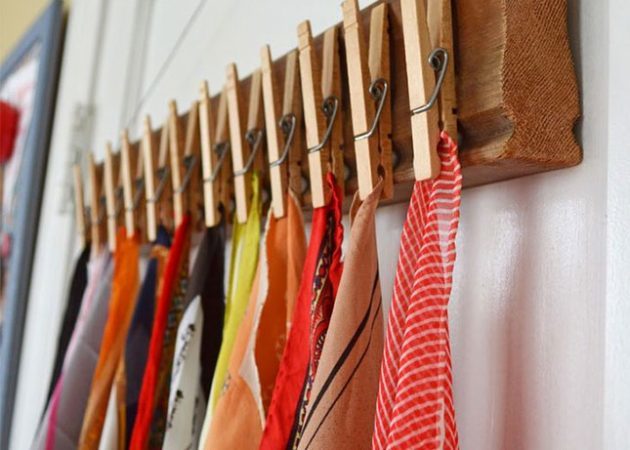 Att hålla saker i garderoben: klädnypor halsdukar