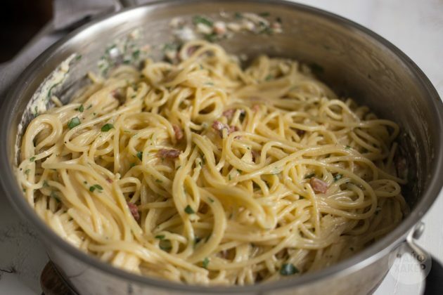 Hur man gör carbonara pasta: tillsätt sås, bacon och örter till spagetti