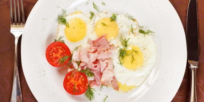 Stekt ägg med lök, ost och örter: enkelt recept