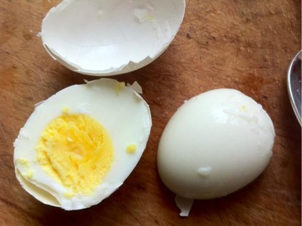 Köks tricks: hur man snabbt ren kokt ägg