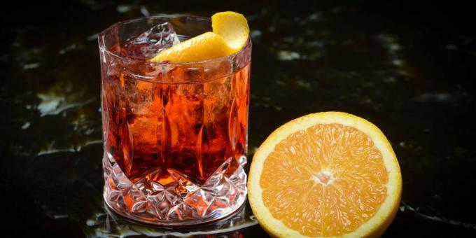 Alkoholhaltiga cocktails: "Granatäpple negroni"