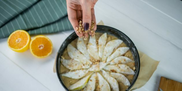 Päron- och valnötpaj: Häll degen i en form