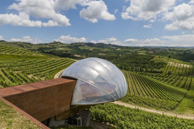 Europeisk arkitektur: Ceratto Winery utsikt över vingårdarna i Alba