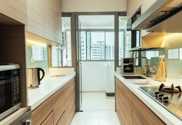 Litet kök design: de blanka speglar och möbler