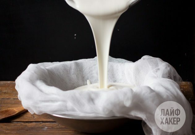 Häll blandningen över ostduken för att göra hemlagad yoghurtbaserad gräddost