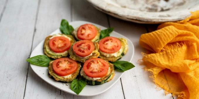 Förrätt av zucchini och tomater med vitlök