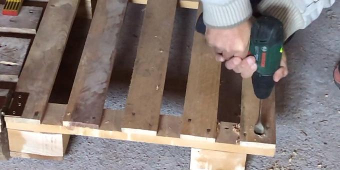 Hur man gör en solstol av pallar med egna händer