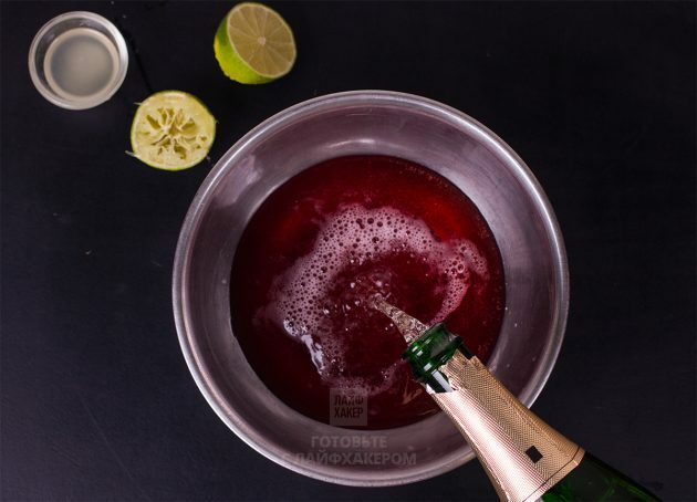 Champagne Rosmarin Granatäpple Cocktail: Häll i granatäpplejuice och champagne