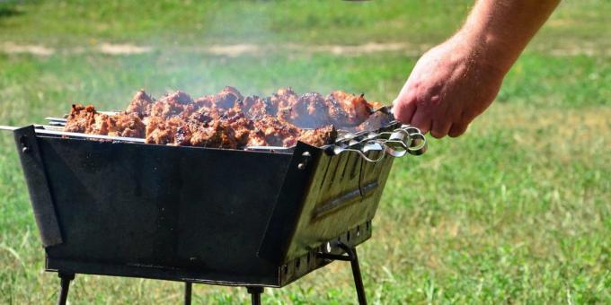 Grillspett av lamm: lamb tomatjuice mjukna och gröna kommer att göra en ny kontakt