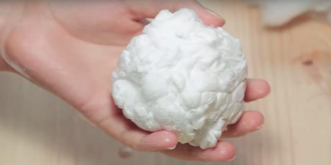 Snowman med sina egna händer: skapa en bomullstuss