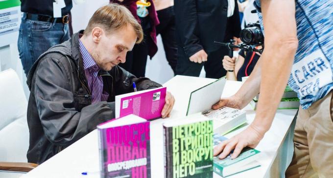 Alexey Salnikov undertecknar böcker för läsare