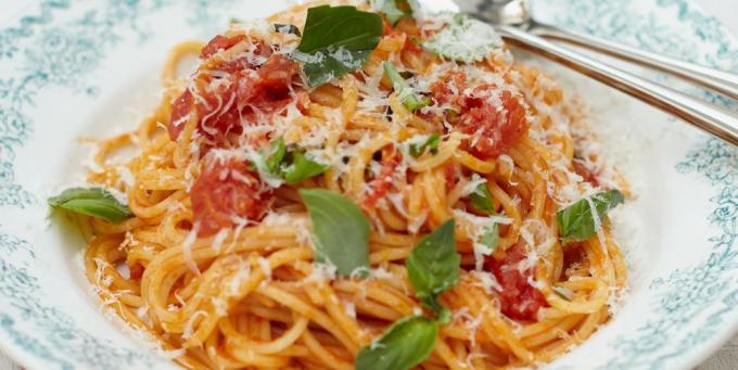 Recept på pasta med tomatsås