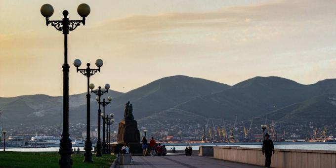 Sevärdheter i Novorossiysk: den centrala stadsstranden och vallen