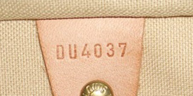 Original och falska Louis Vuitton handväskor: Inside skall stämplas serienummer