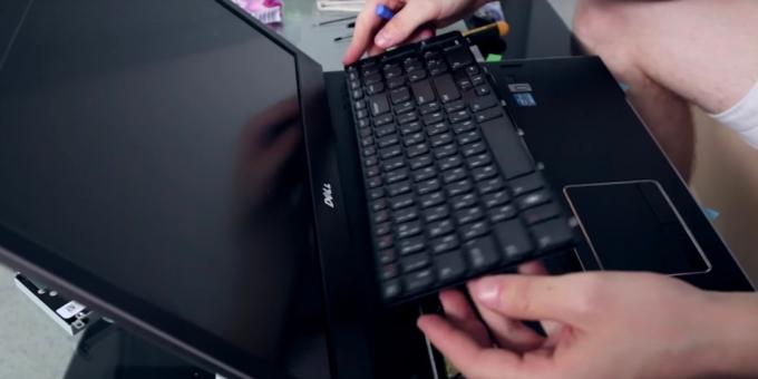 Bänd förmedlar spärrarna på omkretsen av tangentbordet och lyft försiktigt för att rengöra laptop