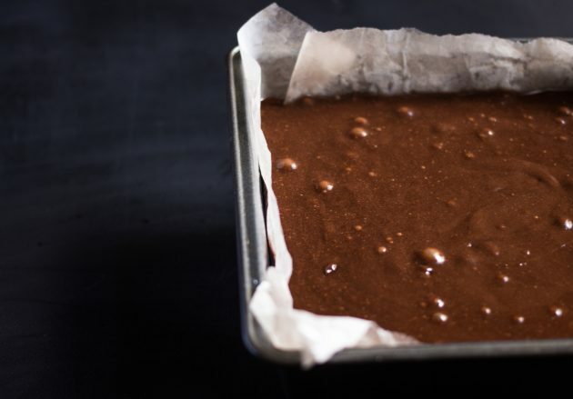 choklad brownie recept: häll degen i formen