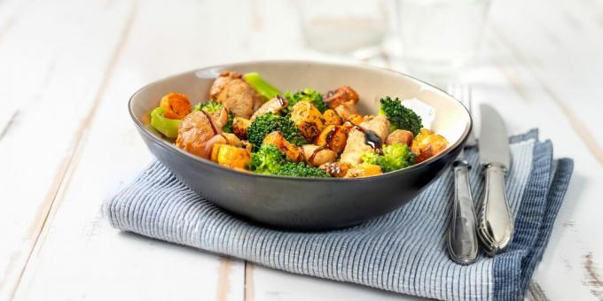 Kryddig sallad med kyckling, broccoli och oliver