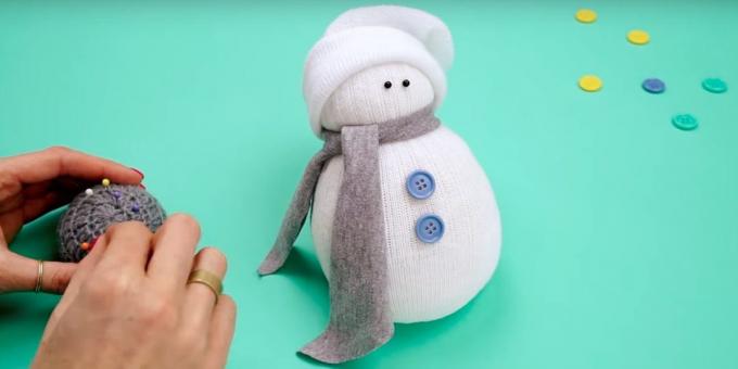 Snowman med sina egna händer: Lägg till knappar och ögon