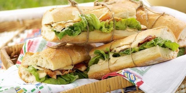 Caesarsallad med kyckling och parmaskinka i en sandwich