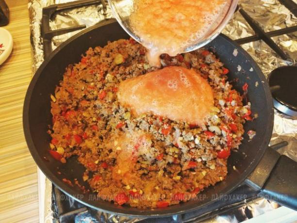 Sloppy Joe Burger: Tillsätt tomatpasta i den nästan färdiga köttsåsen