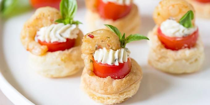 Snacks vin. Puff tartlets med räkor och färskost