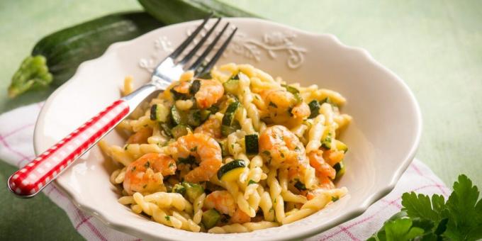 Pasta med räkor och zucchini