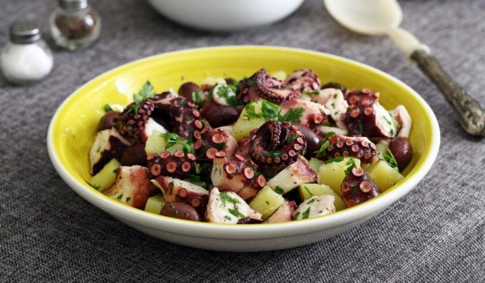 Varm sallad med bläckfisk och potatis