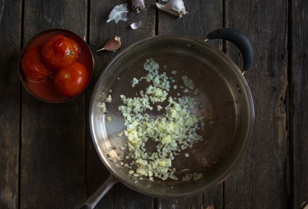 Hur man gör en italiensk dumplings gryta: spara lök och vitlök