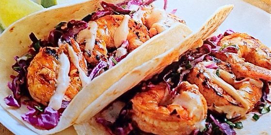 Recept för grillen: taco med kryddiga räkor och kål i gräddfil sås