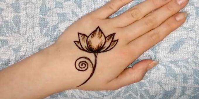 Henna -ritningar på handen: rita stammen och grenarna